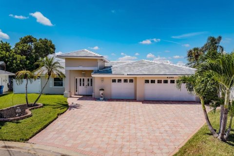 Casa en Saint Petersburg, Florida 4 dormitorios, 266.72 m2 № 2388215