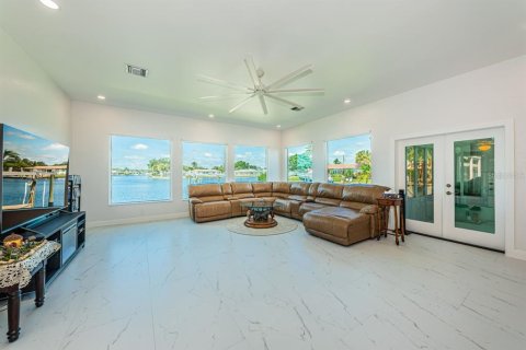 Casa en venta en Saint Petersburg, Florida, 4 dormitorios, 266.72 m2 № 2388215 - foto 14