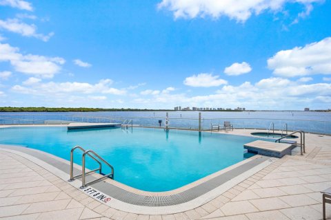 Condominio en venta en North Palm Beach, Florida, 2 dormitorios, 227.42 m2 № 2179616 - foto 2