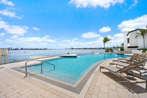 Condominio en venta en North Palm Beach, Florida, 2 dormitorios, 227.42 m2 № 2179616 - foto 17