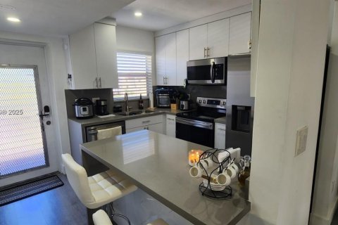 Condo in Sunrise, Florida, 2 bedrooms  № 1727194 - photo 2