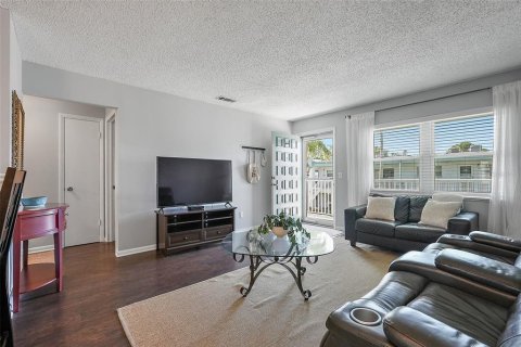 Condo in Saint Petersburg, Florida, 2 bedrooms  № 1618472 - photo 2