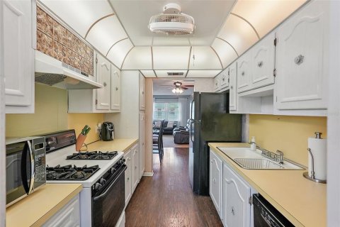 Condo in Saint Petersburg, Florida, 2 bedrooms  № 1618472 - photo 10