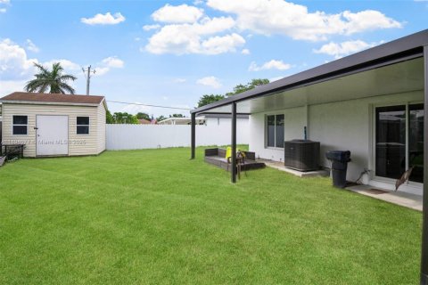 Casa en venta en Miami, Florida, 4 dormitorios, 135.27 m2 № 1945753 - foto 4