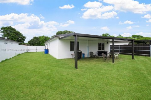 Casa en venta en Miami, Florida, 4 dormitorios, 135.27 m2 № 1945753 - foto 3