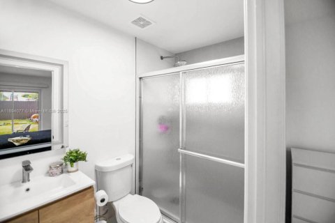 Casa en venta en Miami, Florida, 4 dormitorios, 135.27 m2 № 1945753 - foto 9