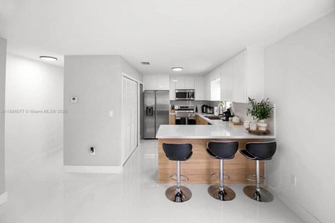 Casa en venta en Miami, Florida, 4 dormitorios, 135.27 m2 № 1945753 - foto 6