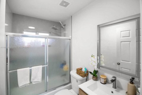 Casa en venta en Miami, Florida, 4 dormitorios, 135.27 m2 № 1945753 - foto 11