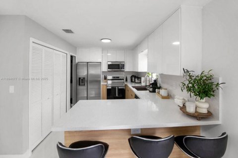 Casa en venta en Miami, Florida, 4 dormitorios, 135.27 m2 № 1945753 - foto 7