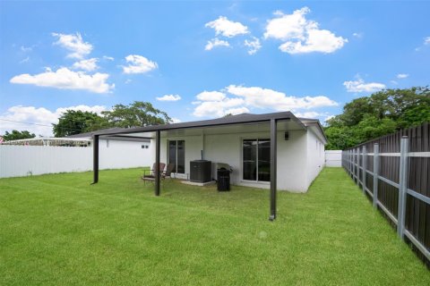 Casa en venta en Miami, Florida, 4 dormitorios, 135.27 m2 № 1945753 - foto 5