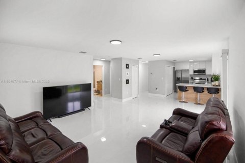 Casa en venta en Miami, Florida, 4 dormitorios, 135.27 m2 № 1945753 - foto 8