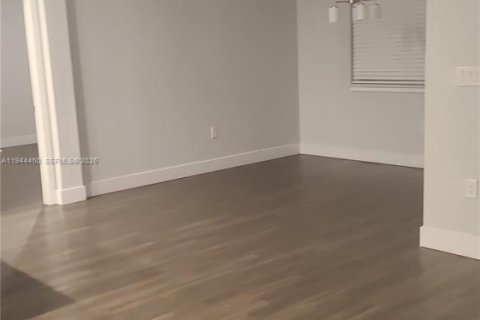 House in Palm Bay, Florida 3 bedrooms № 2001735 - photo 4