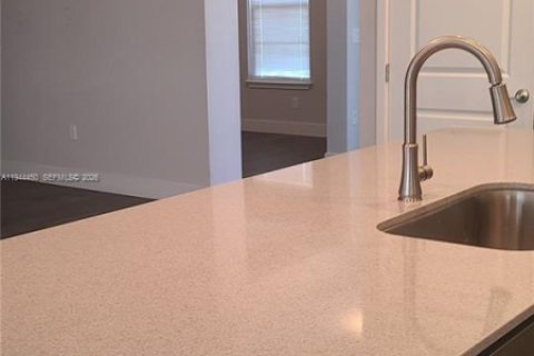 House in Palm Bay, Florida 3 bedrooms № 2001735 - photo 3