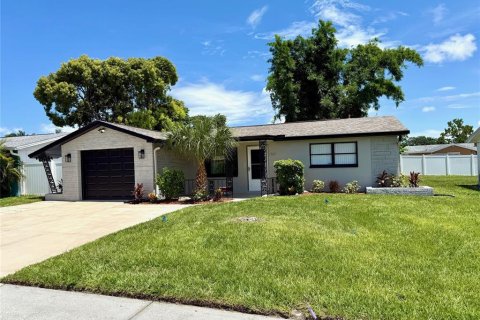 House in Port Richey, Florida 2 bedrooms, 117.24 sq.m. № 1826331 - photo 4