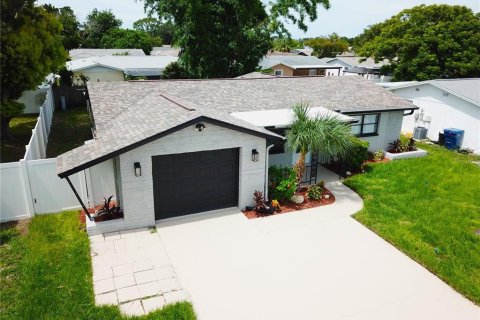 House in Port Richey, Florida 2 bedrooms, 117.24 sq.m. № 1826331 - photo 1