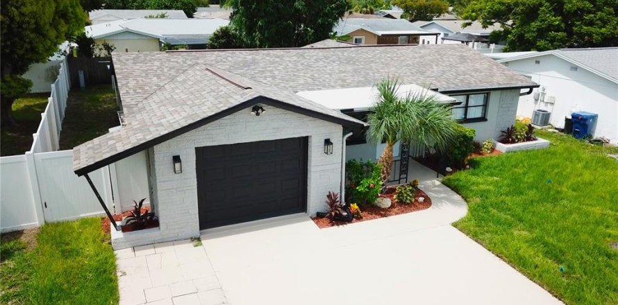 House in Port Richey, Florida 2 bedrooms, 117.24 sq.m. № 1826331