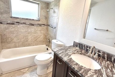 House in Port Richey, Florida 2 bedrooms, 117.24 sq.m. № 1826331 - photo 18