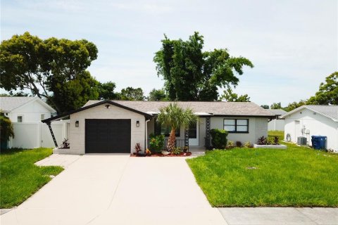 House in Port Richey, Florida 2 bedrooms, 117.24 sq.m. № 1826331 - photo 3