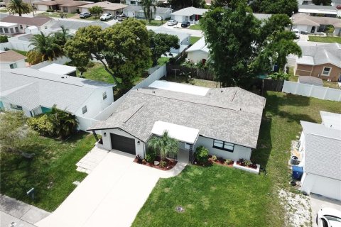 House in Port Richey, Florida 2 bedrooms, 117.24 sq.m. № 1826331 - photo 2