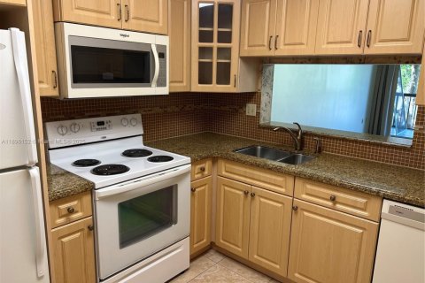 Condominio en alquiler en Miami, Florida, 1 dormitorio, 73.11 m2 № 1948668 - foto 2