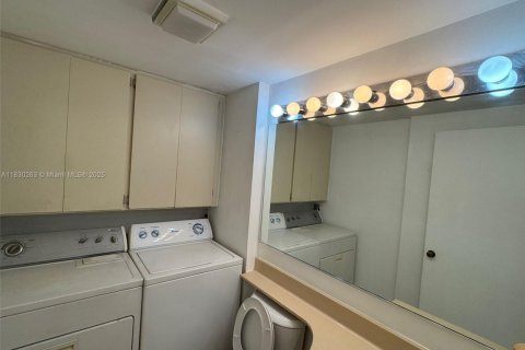 Condo in West Palm Beach, Florida, 2 bedrooms  № 1806011 - photo 27