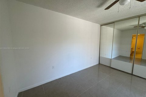 Condo in West Palm Beach, Florida, 2 bedrooms  № 1806011 - photo 17
