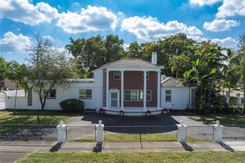 Villa ou maison à vendre à Miami Springs, Floride: 5 chambres, 302.21 m2 № 2009541 - photo 1