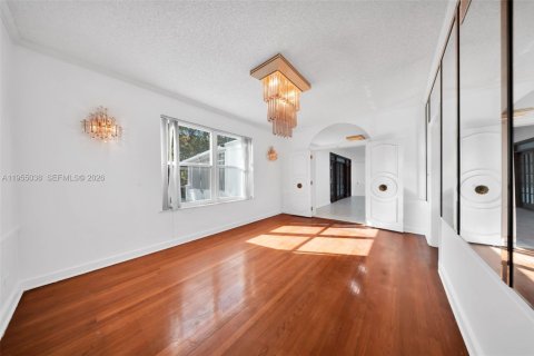 House in Miami Springs, Florida 5 bedrooms, 302.21 sq.m. № 2009541 - photo 23