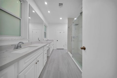 House in Miami Springs, Florida 5 bedrooms, 302.21 sq.m. № 2009541 - photo 15