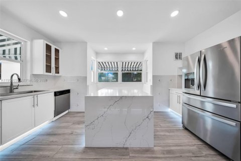 House in Miami Springs, Florida 5 bedrooms, 302.21 sq.m. № 2009541 - photo 29