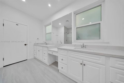 House in Miami Springs, Florida 5 bedrooms, 302.21 sq.m. № 2009541 - photo 14