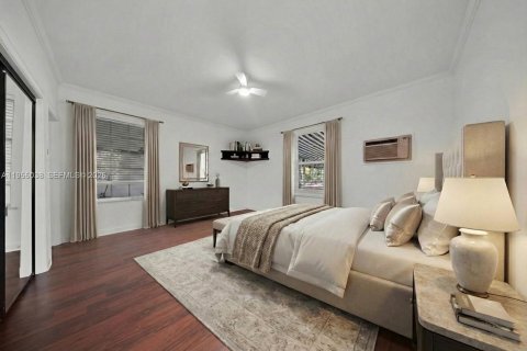 House in Miami Springs, Florida 5 bedrooms, 302.21 sq.m. № 2009541 - photo 16