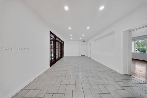 House in Miami Springs, Florida 5 bedrooms, 302.21 sq.m. № 2009541 - photo 21