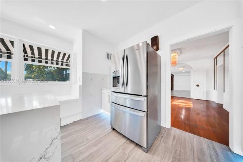 House in Miami Springs, Florida 5 bedrooms, 302.21 sq.m. № 2009541 - photo 27