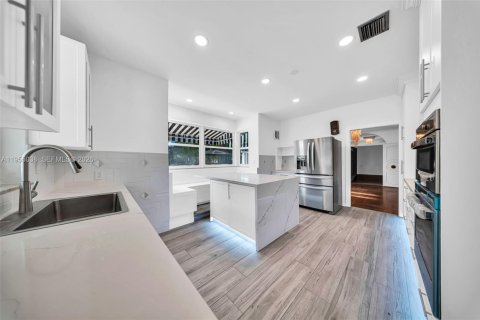 House in Miami Springs, Florida 5 bedrooms, 302.21 sq.m. № 2009541 - photo 30