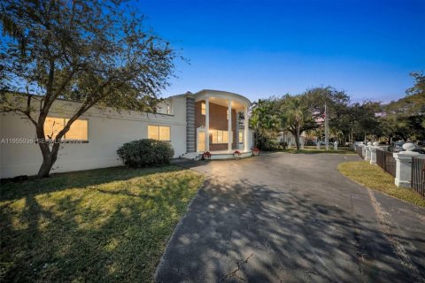 Villa ou maison à vendre à Miami Springs, Floride: 5 chambres, 302.21 m2 № 2009541 - photo 6