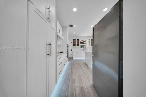 House in Miami Springs, Florida 5 bedrooms, 302.21 sq.m. № 2009541 - photo 24