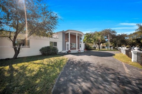 Villa ou maison à vendre à Miami Springs, Floride: 5 chambres, 302.21 m2 № 2009541 - photo 5