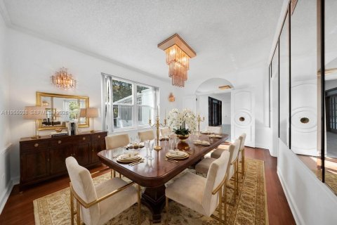 House in Miami Springs, Florida 5 bedrooms, 302.21 sq.m. № 2009541 - photo 22