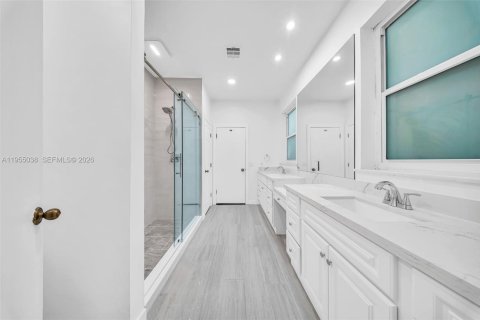 Villa ou maison à vendre à Miami Springs, Floride: 5 chambres, 302.21 m2 № 2009541 - photo 11