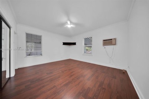 House in Miami Springs, Florida 5 bedrooms, 302.21 sq.m. № 2009541 - photo 17