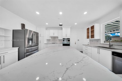 House in Miami Springs, Florida 5 bedrooms, 302.21 sq.m. № 2009541 - photo 28