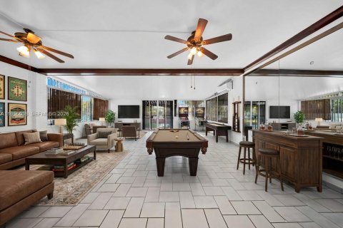 House in Miami Springs, Florida 5 bedrooms, 302.21 sq.m. № 2009541 - photo 18