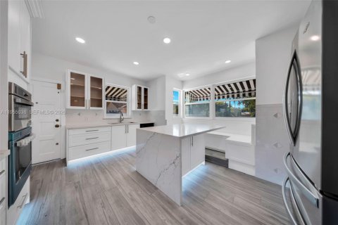 House in Miami Springs, Florida 5 bedrooms, 302.21 sq.m. № 2009541 - photo 25