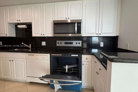 Condo in Miami, Florida, 2 bedrooms  № 2049477 - photo 8