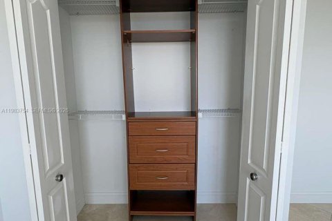 Condo in Miami, Florida, 2 bedrooms  № 2049477 - photo 17