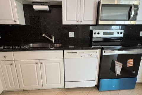 Condo in Miami, Florida, 2 bedrooms  № 2049477 - photo 10