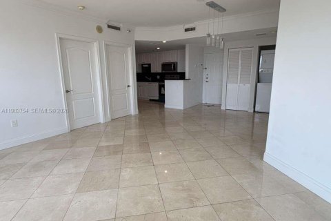 Condo in Miami, Florida, 2 bedrooms  № 2049477 - photo 6
