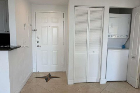 Condo in Miami, Florida, 2 bedrooms  № 2049477 - photo 3