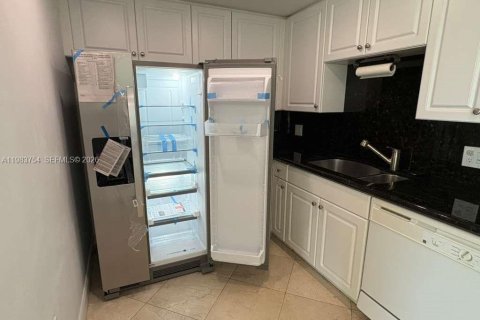 Condo in Miami, Florida, 2 bedrooms  № 2049477 - photo 9